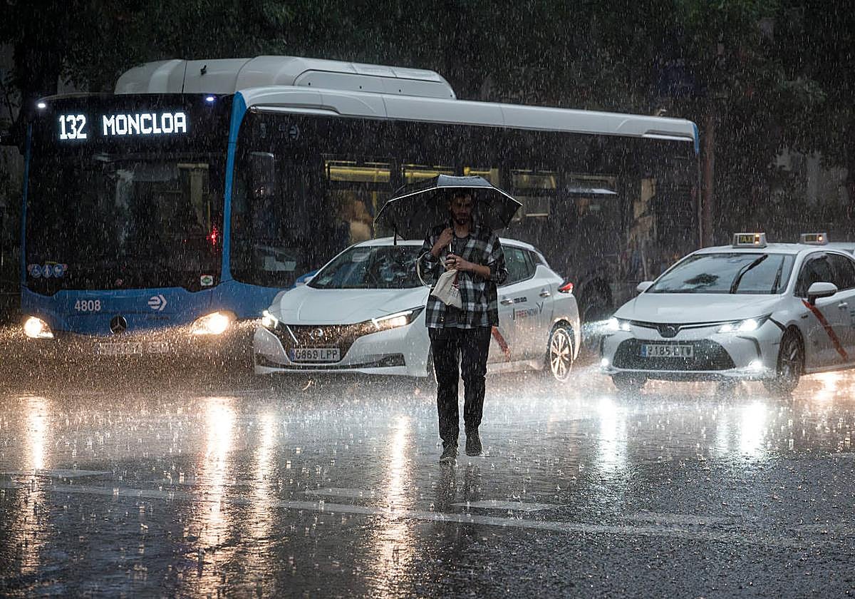 Lluvias en Madrid, en directo: Aemet eleva a naranja el aviso en la capital, zona metropolitana y Henares