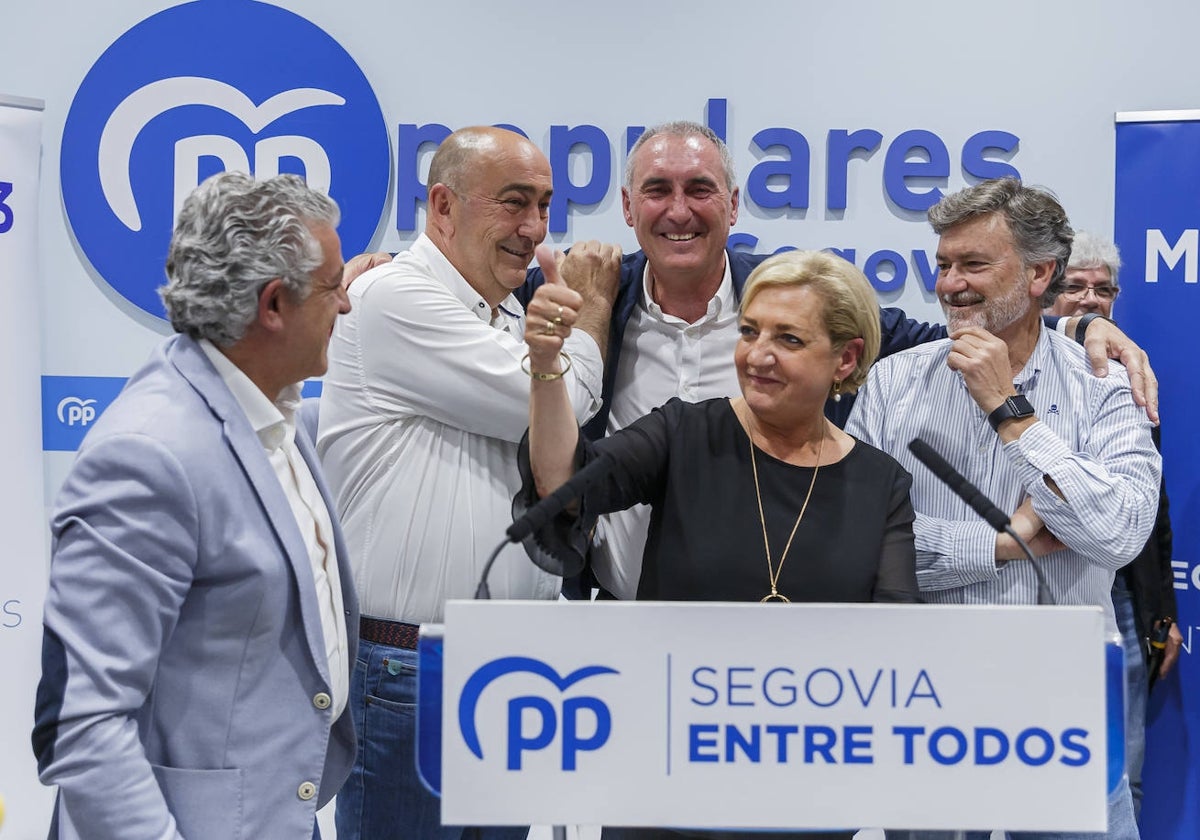 El candidato a la Alcaldía de Segovia, José Mazarías, celebra los resultados del 28M junto ar el presidente de la Diputación, Miguel Ángel de Vicente; el vicepresidente de la Diputación, José María Bravo, la presidenta provincial del PP, Paloma Sanz; y el secretario general del PP de Castila y León, Francisco Vázquez