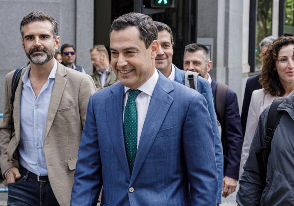 E presidente de la Junta de Andalucía, Juanma Moreno, a su llegada a la Junta Directiva del PP, en la sede de Génova