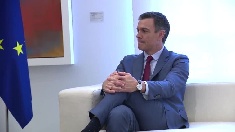 Sánchez se reúne en Moncloa con la exsecretaria de Estado de Estados Unidos Hillary Clinton