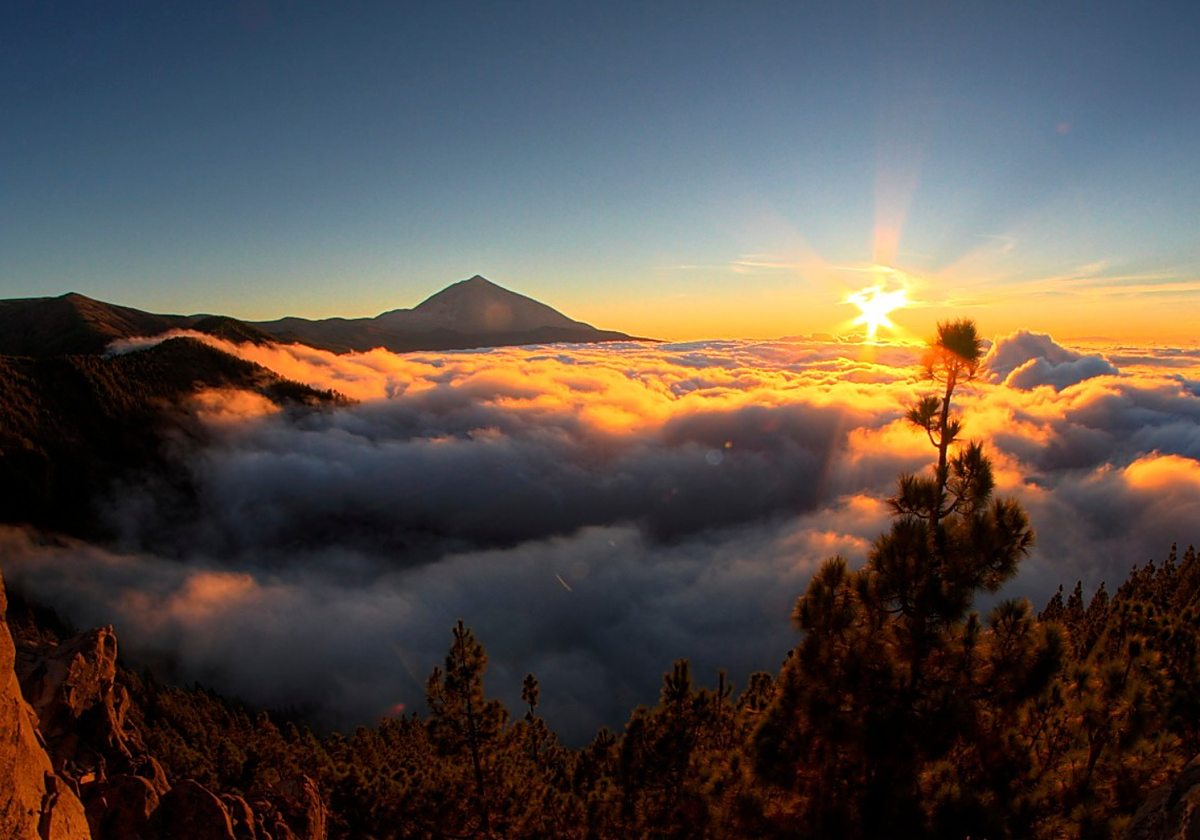 El Teide asuma en el mar de nubes en las cumbres de Tenerife