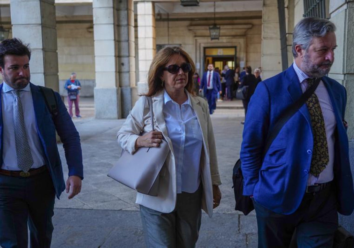 La exdirectora económica-financiera de la Faffe, Anna Valls, llegando a la Audiencia de Sevilla
