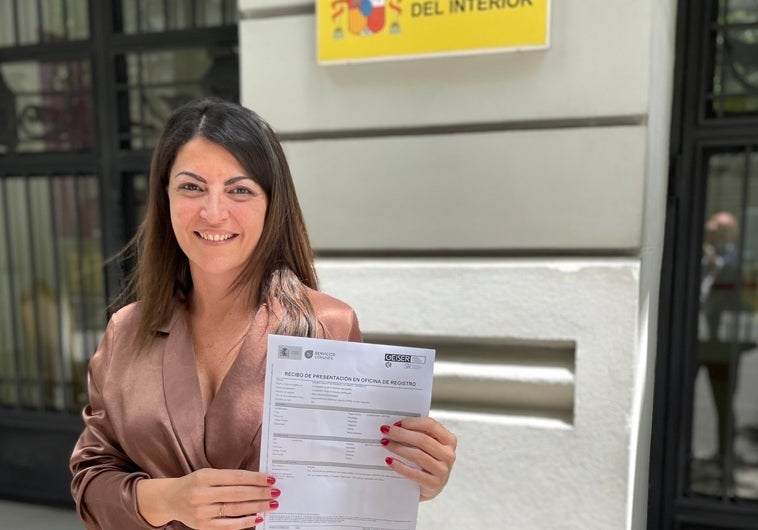 La ex de Vox Macarena Olona, este miércoles, ante la fachada del Ministerio del Interior, tras registrar su nuevo partido político