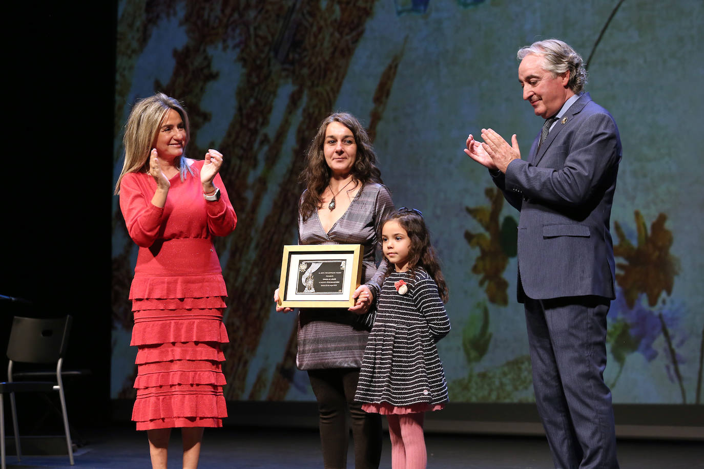 Ana Belén López recogió el premio que recayó, a título póstumo, en su padre,  Vicente López Ballesteros, dinamizador del callejón San Pedro