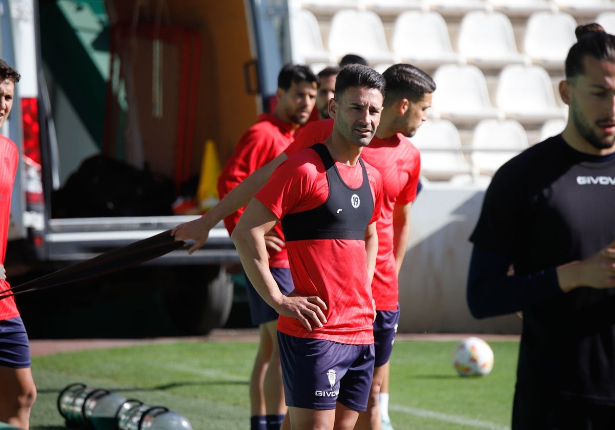 El centrocampista del Córdoba CF Kike Márquez, en un entrenamiento en El Arcángel