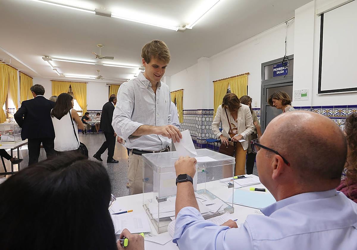 Un joven vota en las elecciones municipales del domingo