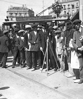 Imagen secundaria 2 - Arriba, boca de Metro cerca de la Puerta de Alcalá, en 1933. Abajo, izquierda, taquilleras en 1921. Dcha, inauguración de las obras en Sol en 1917