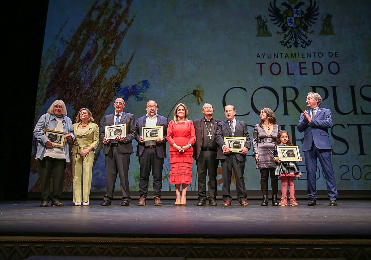 La alcaldesa, con el pregonero, Rafael del Cerro, el arzobispo y las tarascas de honor de este año