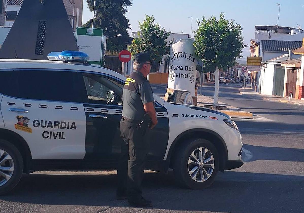 La Guardia Civil detiene en Moriles a un ladrón tras robar a una persona mayor 100 euros que acababa de sacar del cajero