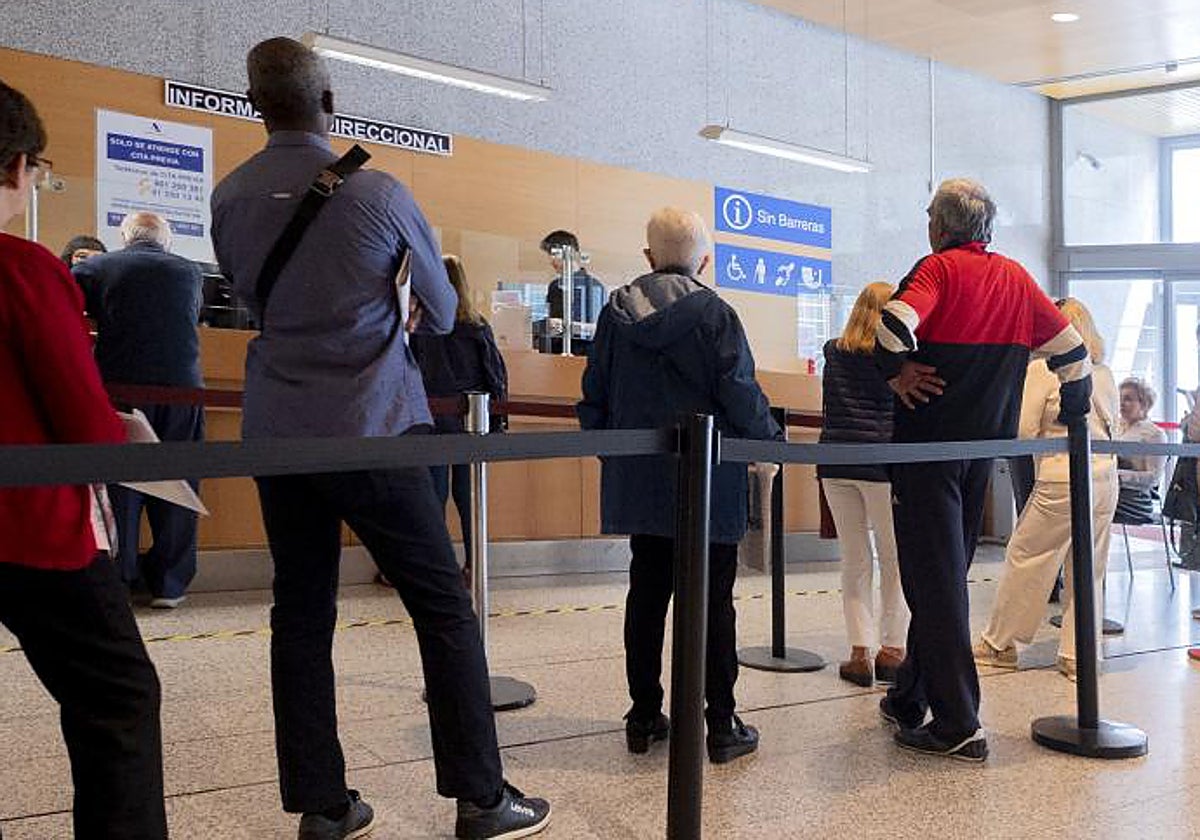 Varias personas esperan para ser atendidas en el interior de las oficinas de la Administración de la Agencia Tributaria de Madrid