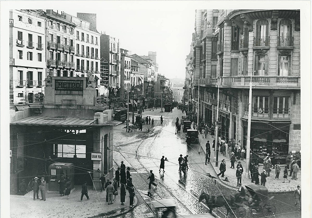 Entrada de Metro en Gran Vía, con el templete de Palacios, en el año 1920