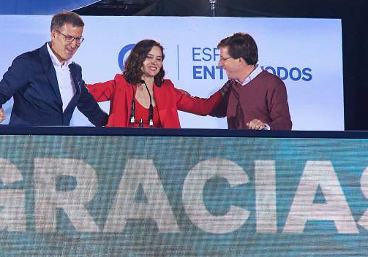 Alberto Núñez Feijóo, Isabel Díaz Ayuso y José Luis Martínez-Almeida, en el balcón de Génova el 28 de mayo, dos meses antes de las generales del 23J