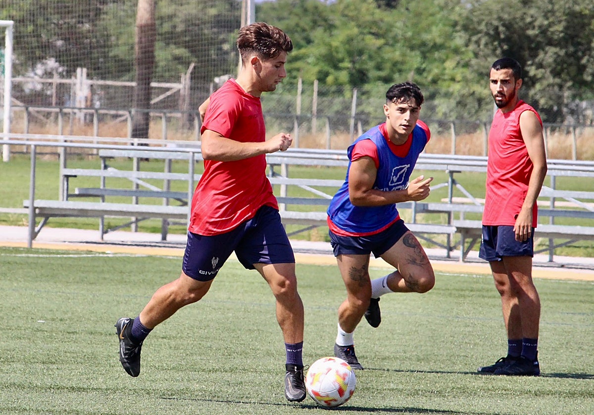 Manolillo conduce el balón durante un entrenamiento del Córdoba B en la Ciudad Deportiva