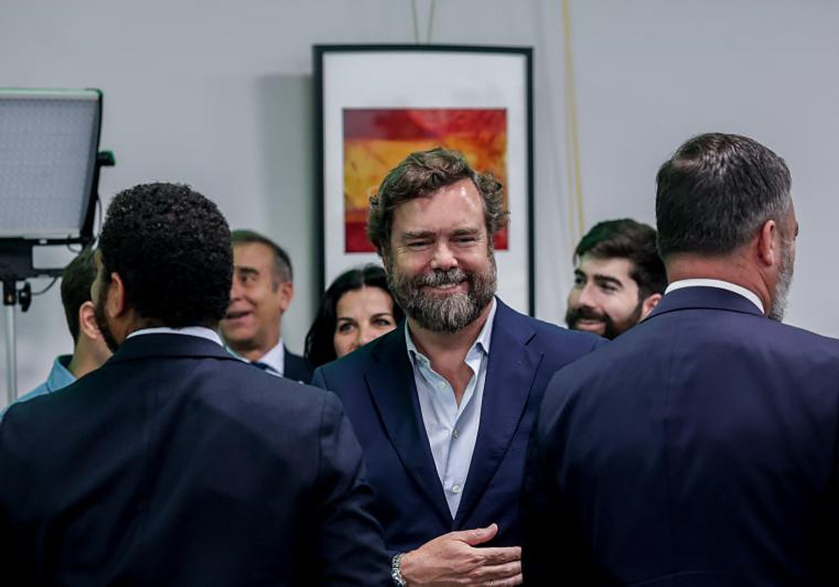 El secretario general de Vox, Ignacio Garriga; el portavoz nacional del partido en el Congreso, Iván Espinosa de los Monteros y el líder de Vox, Santiago Abascal, en la sede nacional