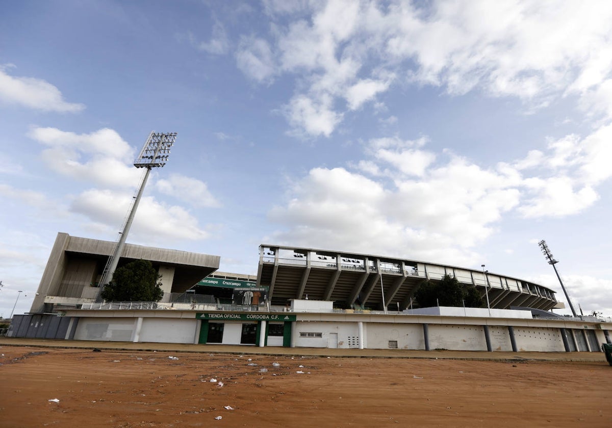 Exterior del estadio El Arcángel por la zona de la tribuna