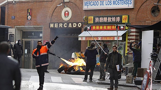 Rodaje de la película 'El Bar', de Álex de la Iglesia, en la plaza de los Mostenses