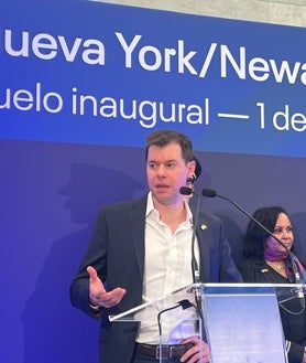 Imagen secundaria 2 - En el primer avión llegó Patrick Quayle, vicepresidente de Planificación de United Airlines, que fue recibido con una tarta y aseguró que se eligió Málaga como destino por criterios económicos.