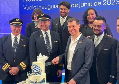 Imagen secundaria 1 - En el primer avión llegó Patrick Quayle, vicepresidente de Planificación de United Airlines, que fue recibido con una tarta y aseguró que se eligió Málaga como destino por criterios económicos.