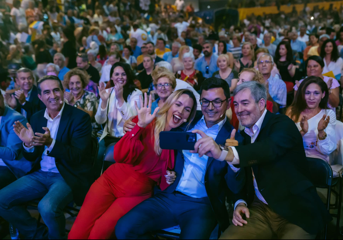 Los candidatos de CC en Gran Canaria se hacen un selfie en un acto de campaña