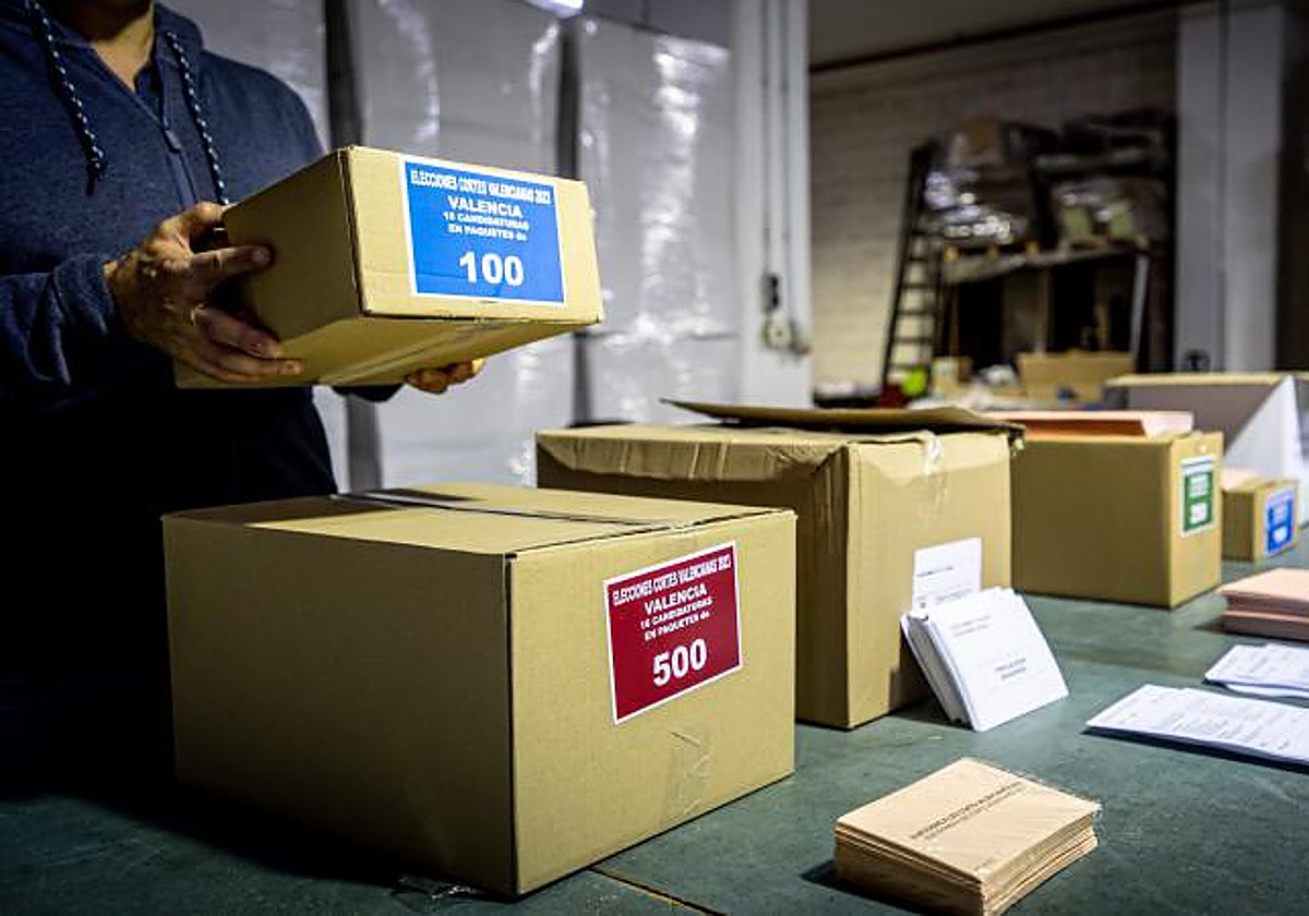 Imagen de archivo tomada en un almacén con material electoral de los comicios municipales y autonómicos del 28M