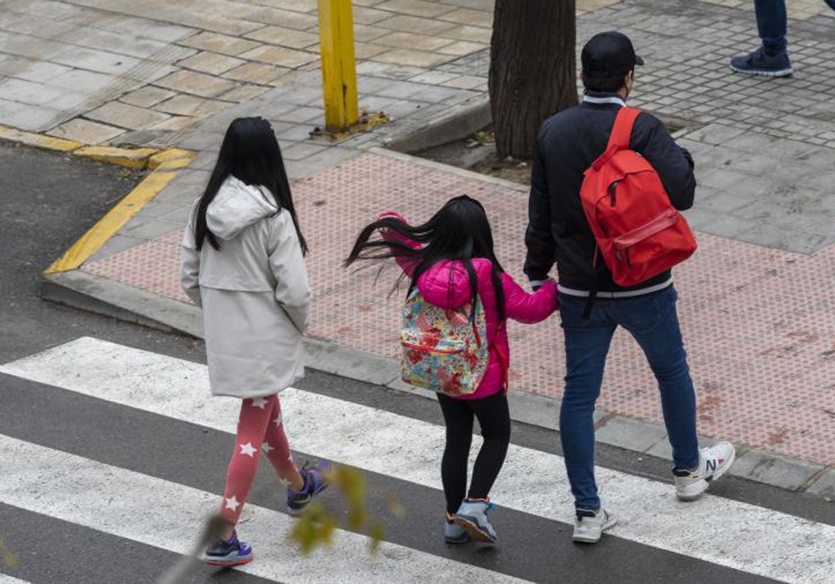 Imagen de archivo de escolares caminando hacia su centro educativo en Alicante