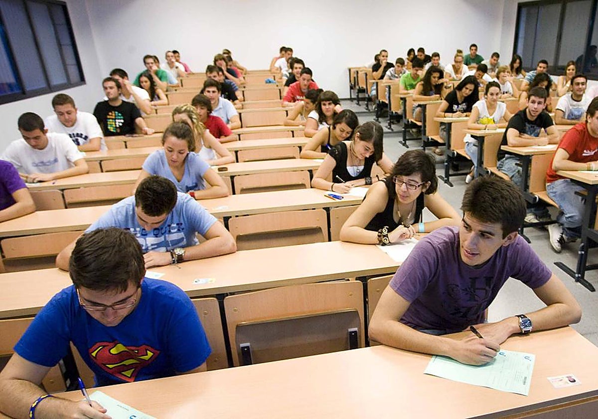 Alumnos en un aula universitaria realizando un examen de Selectividad