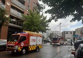 (Vídeo) Incendio Córdoba | Bomberos y servicios sanitarios actúan por un fuego en la avenida de Guerrita