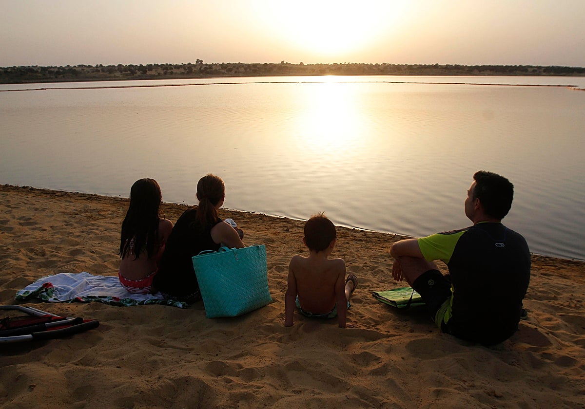 Una familia en la playa del embalse de La colada en El Viso