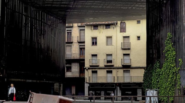 Plaza-puente sobre el Ter en Ripoll, obra del estudio RCR