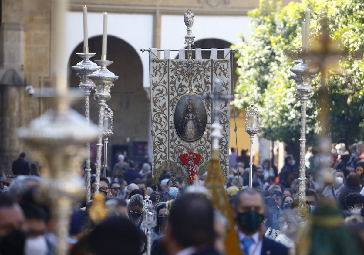 El Simpecado actual del Rocío de Córdoba, en el traslado a la Catedral en febrero de 2022