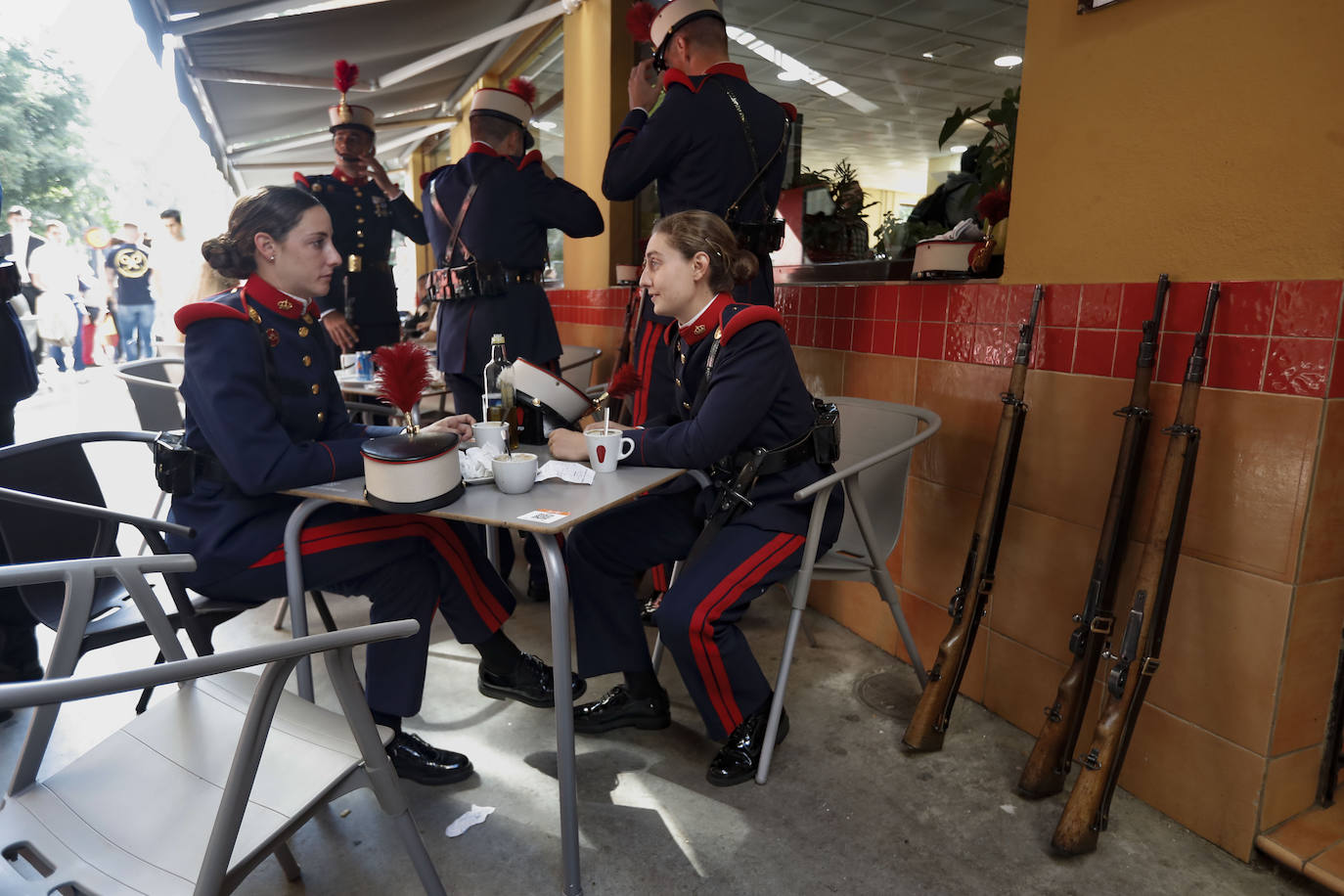 Unas mujeres militares antes del comienzo del desfile del Día de las Fuerzas Armadas 