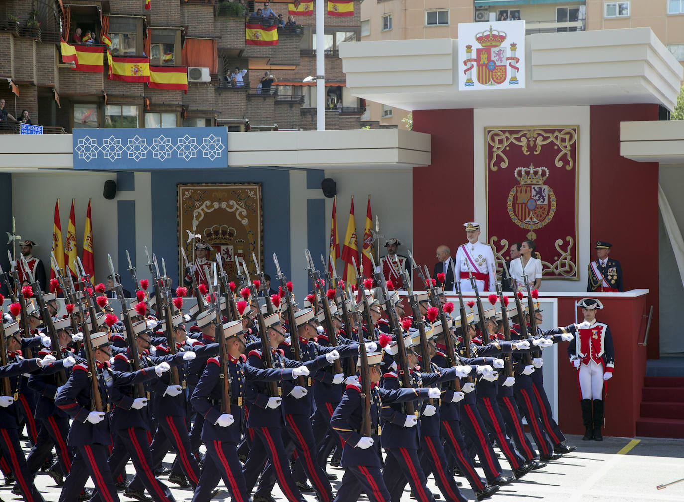 Las tropas de las Fuerzas Armadas en el desfile en Granada