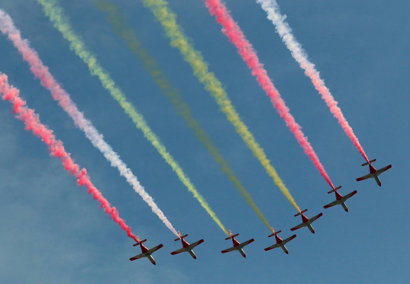 Una patrulla aérea durante el desfile del Día de las Fuerzas Armadas