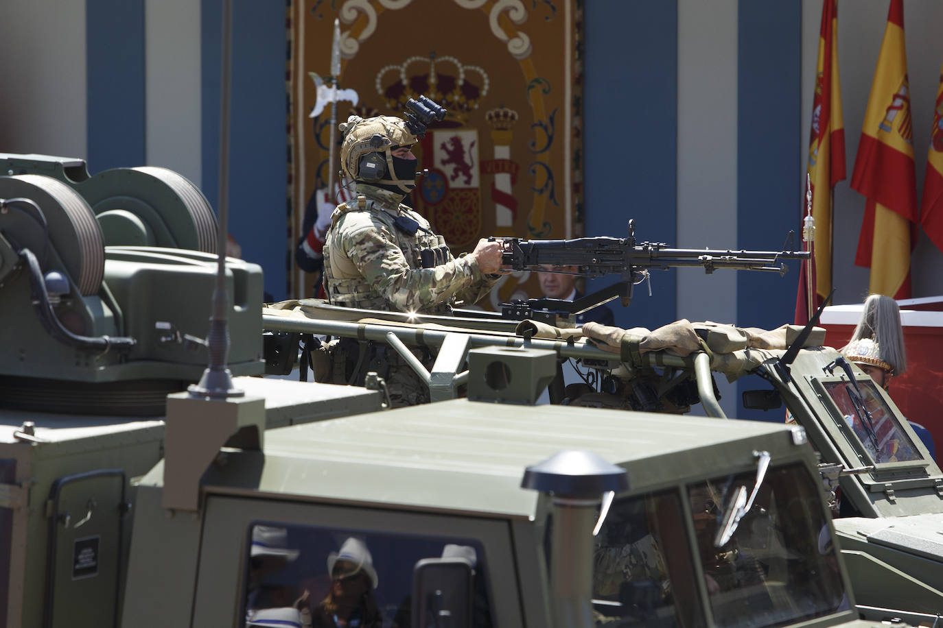 En el Día de las Fuerzas Armadas participan más 3.100 militares, 150 vehículos y unidades móviles y 70 aeronaves, entre aviones y helicópteros. La parada militar ha recorrido 1,3 kilómetros por el centro de la capital granadina