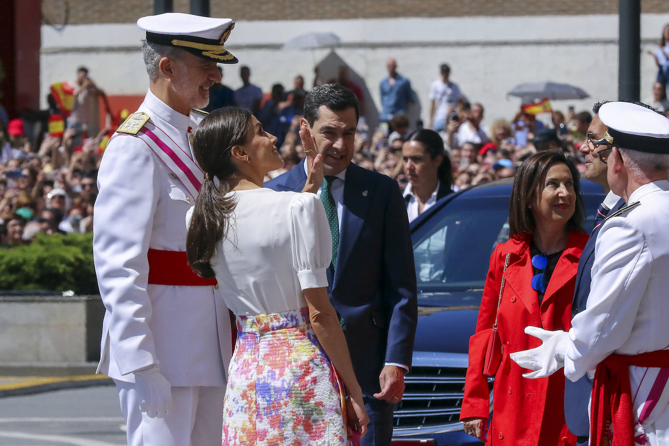 Los reyes, Felipe y Letizia, junto a la ministra de Defensa, Margarita Robles (2d), el jefe de Estado Mayor de la Defensa, Teodoro Esteban López (d), y el presidente de la Junta de Andalucía, Juanma Moreno (3i), durante el desfile del Día de las Fuerzas Armadas este sábado en Granada