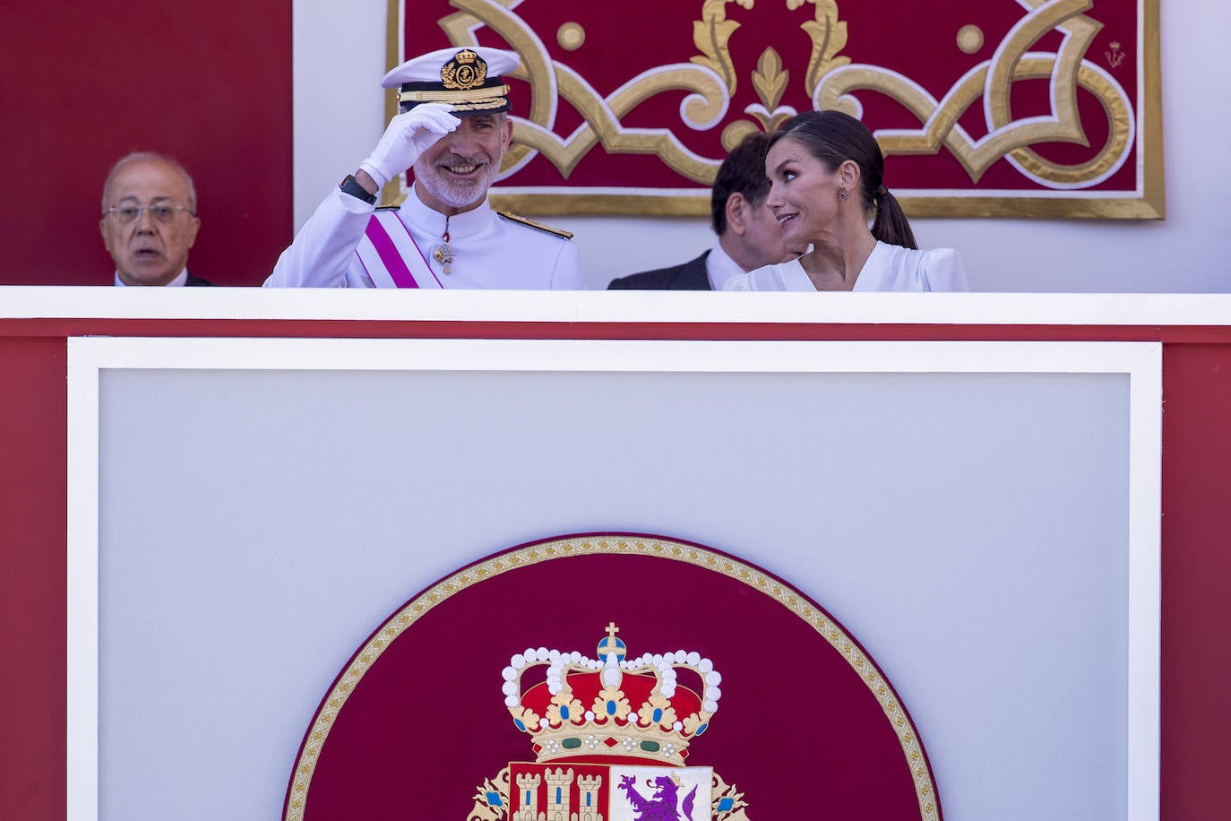 Los reyes, Felipe y Letizia durante el desfile del Día de las Fuerzas Armadas