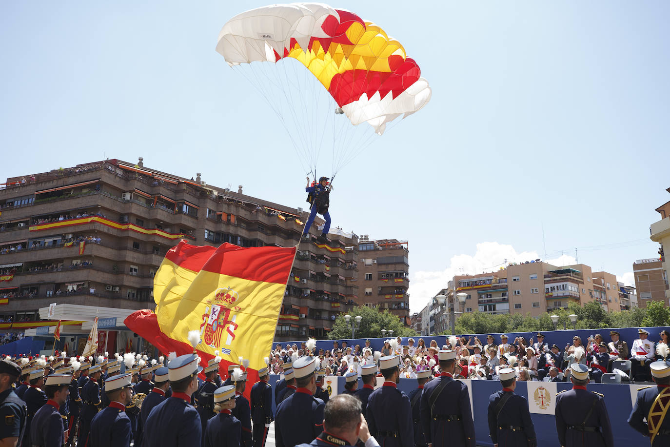 Aterrizaje de la cabo María del Carmen Gómez Hurtado en pista del desfile en Granada