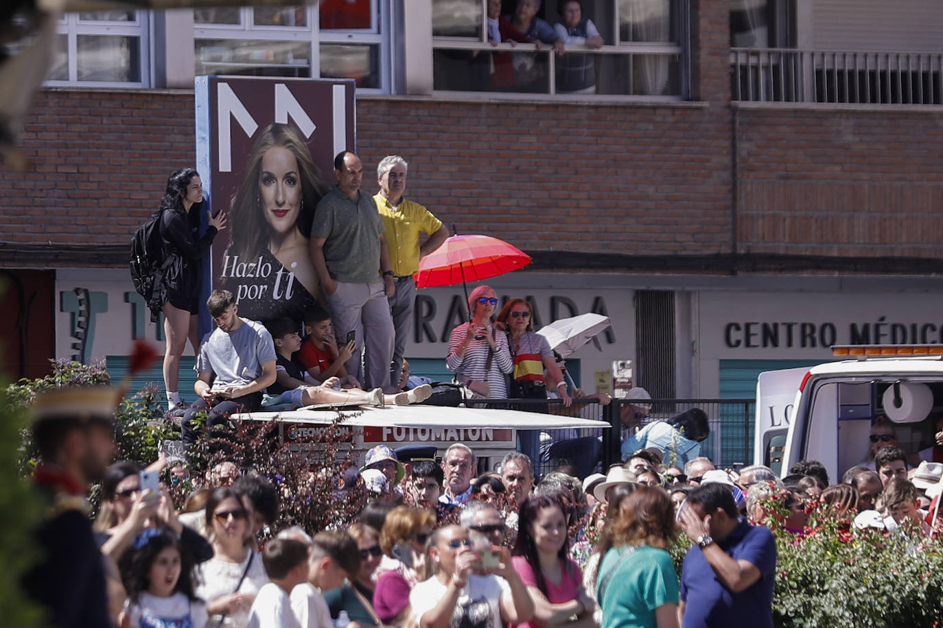 Vecinos esperan el inicio del desfile del día de las Fuerzas Armadas