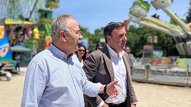 Xosé S. Bugallo y Valentín G. Formoso, durante la campaña del 28M en las fiestas de la Ascensión de Santiago