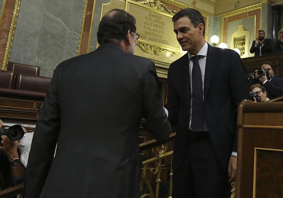 Pedro Sánchez y Mariano Rajoy durante el debate de la moción de censura en junio de 2018