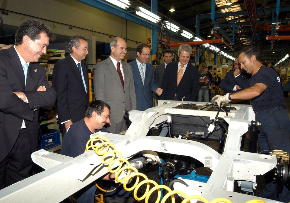 El entonces ministro de Defensa, José Bono, con el presidente andaluz, Manuel Chaves, en una visita a la planta de Santana en Linares en el año 2005