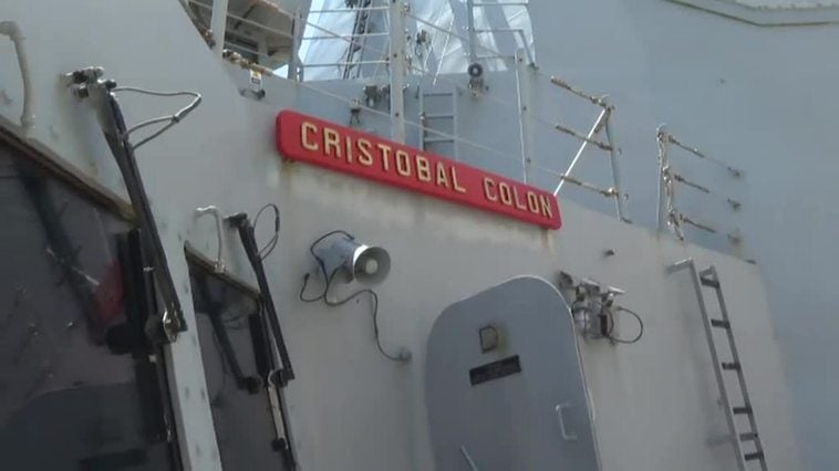 Cientos de personas en Barcelona descubren in situ los entresijos de la fragata 'Cristóbal Colón'