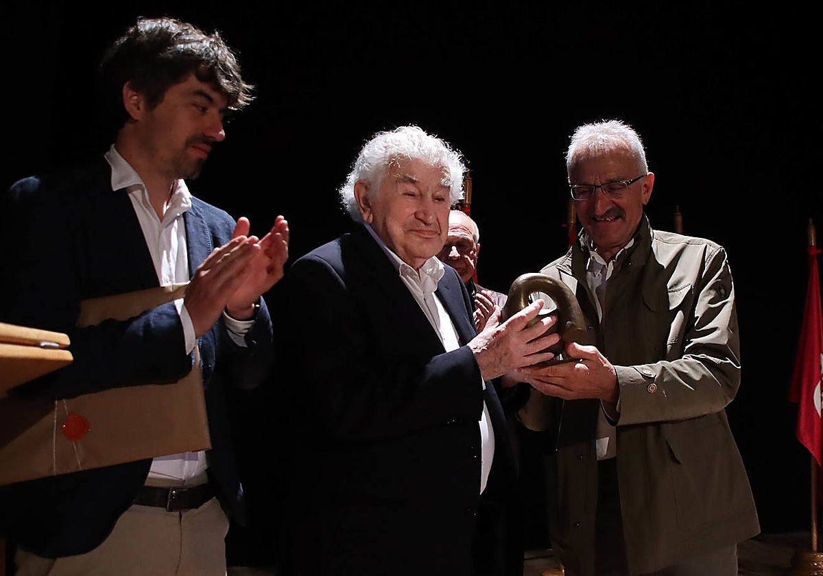 Antonio Gamoneda recoge el Premio Semilla de Oro con el que ha sido reconocido por el Ayuntamiento de Gordoncillo (León)