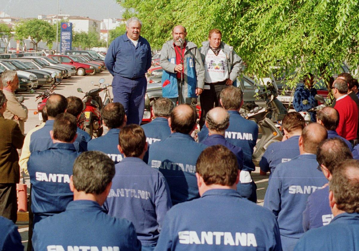 Trabajadores de la antigua factoría de Santana Motor en una protesta en Linares en el año 2001