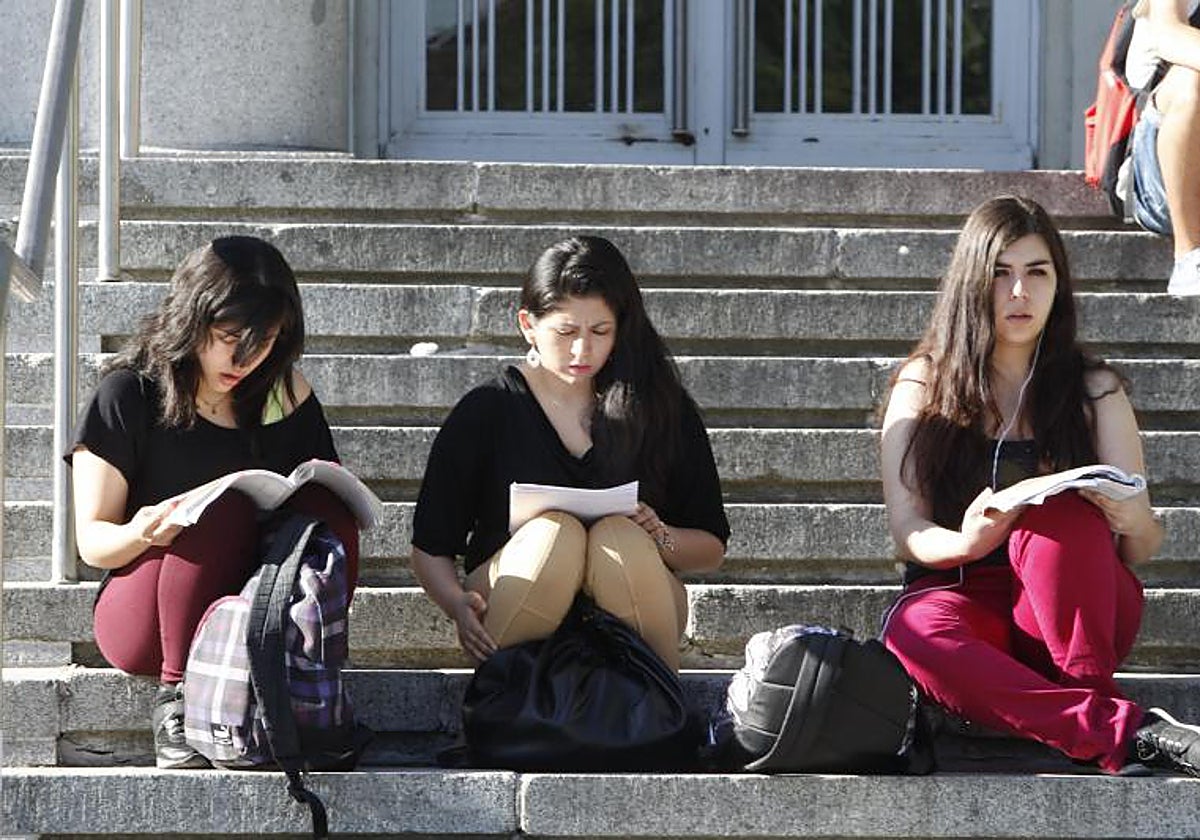 Estudiantes dando un último repaso a sus apuntes antes del examen de selectividad en Madrid