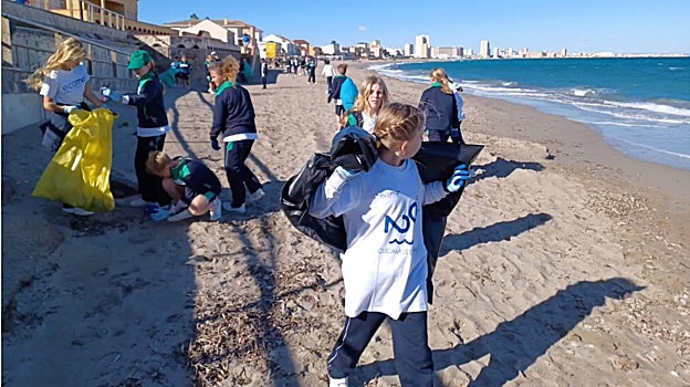 Los colegios De la Vega Baja de Alicante y Murcia ya evitan 37 toneladas de emisión de C02 anual con su transición a la energía solar