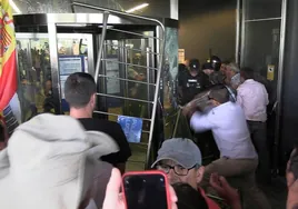 Ganaderos asaltan la Delegación de la Junta en Salamanca con cargas policiales y altercados