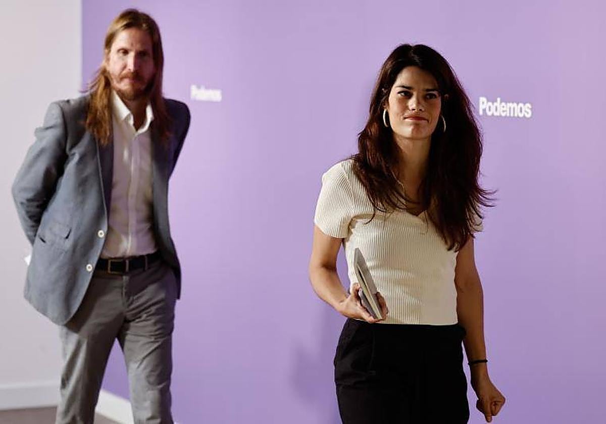 Los portavoces de Unidas Podemos, Pablo Fernández e Isa Serra durante la rueda de prensa celebrada este lunes