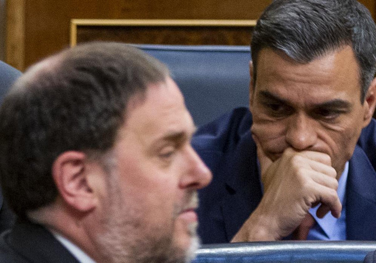 Pedro Sánchez y Oriol Junqueras tras el juramento de este último como diputado