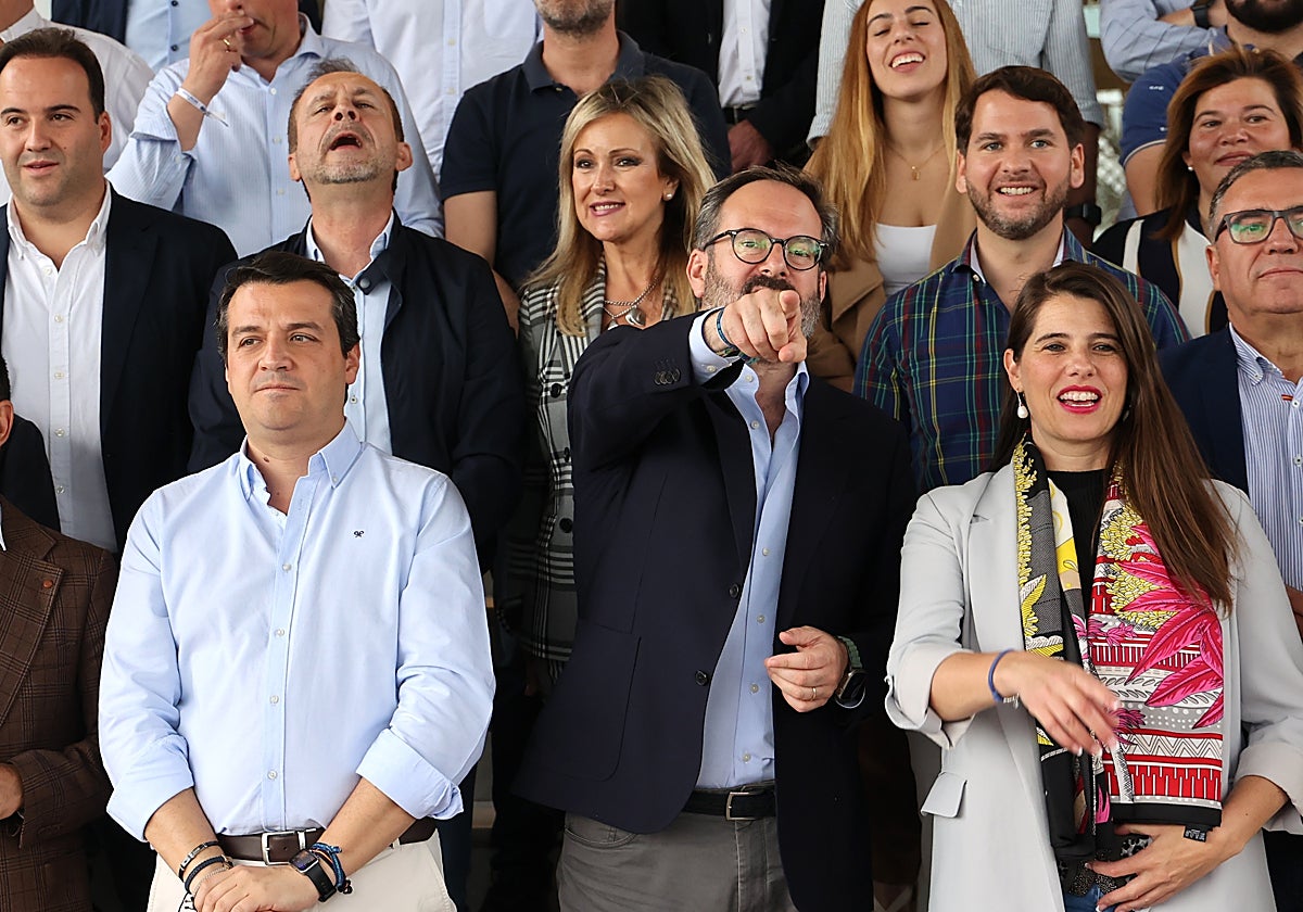 Molina señala en la foto de familia con los alcaldes del PP en la pasada Junta Directiva de Córdoba